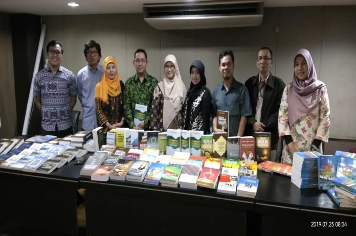 Perpustakaan Balitbang Diklat Gelar Pameran Pada Acara Bedah Buku Mendakwah Smiling Islam